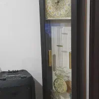ساعت دیواری ایستاده و یک عدد تابلو دیواری