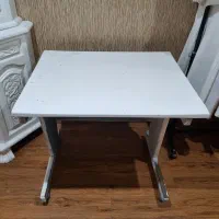 دو عدد میز .یکی چوب یکی پایه فلزی برنگ سفید