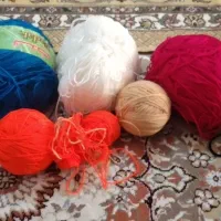 مقداری نخ کاموا