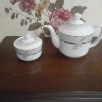 یک عدد قوری وقندان چینی زرین قدیمی