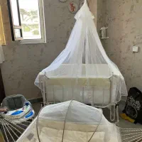 تخت کنار مادر گهواره روروک