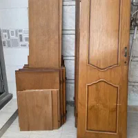 در کمد دیواری چوبی