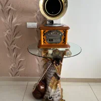 گلدان و گرامافون همراه با میزش