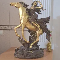 مجسمه عقاب و دختر اسب سوار