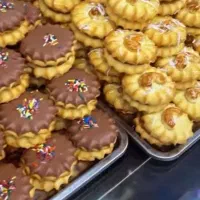 فروشنده شیرینی سرا
