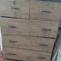 دراور 6 کشو که یکی از کشوها نیاز به تعمیر دارد