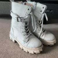 تعدادی زیادی لباس زمستانه و بوت (ورق بزنید)