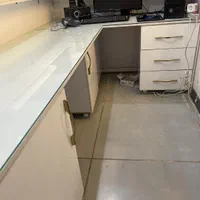کانتر‌پذیرش mdf هایگلاس با شیشه‌ رویی|آرایشگاه و سالن‌های زیبایی|تهران, جردن|دیوار