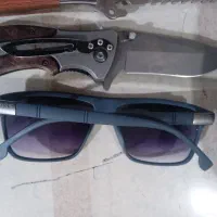 عینک هوگو بوس و دو عدد چاقو