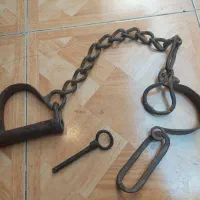 قفل و پابند قاجاری|کلکسیون اشیاء عتیقه|زنجان, |دیوار