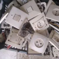 حدود ۷۰تا ۸۰عدد کلید و پریز دست دوم موجود