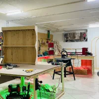 کارگر ساده خانم کارگاه نجاری