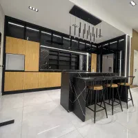 نیرو ساده و حرفه ای در کارگاه نجاری