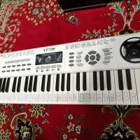 ارگ آموزشی همراه با میکروفن