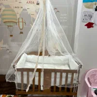 تخت و گهواره کنار تخت مادر