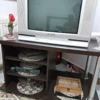 فروش یک عدد تلویزون ۲۱ اینج با میز تلویزون