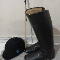 چکمه کلاه و شلاق اسب سواری