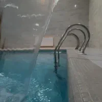 اجاره ویلا استخر دار جکوزی سرسره آبی|اجارهٔ کوتاه‌مدت ویلا و باغ|اصفهان, نقش جهان|دیوار