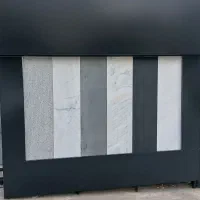 فروشنده و دفتر دار خانم شیک پوش