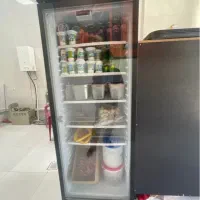یخچال ایستاده و میز صندل و میز