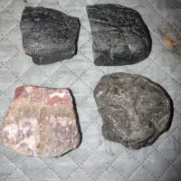 تعدادی سنگ با جذب به رنگ سیاه