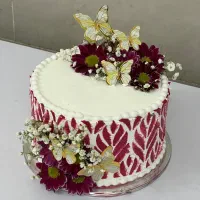 کارگر ساده خانم  در کارگاه شیرینی پزی خانگی