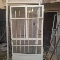 درب آهنی ورودی ساختمان بسیار تمیز