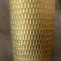 گلدان کنار سالنی بزرگ طلایی