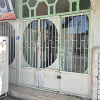 یک باب منزل مسکونی و یک مغازه تجاری