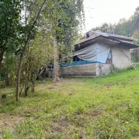 زمین-مسکونی-با-بنا-روستایی-قابل-سکونت