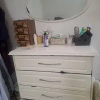 یک عدد تخت و یک عدد دراور با ایینه