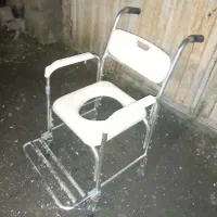 واکر توالت فرنگی‌  چرخ دار