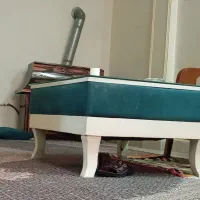 ظروف پذیرایی، گوشی تلفن، سینی، ساعت، میز جلو مبلی