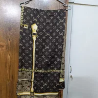 تعدادی شال و روسری