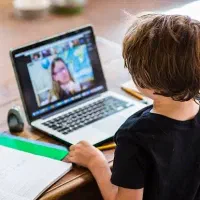 استخدام مربی از نسل Z برای آموزش‌آنلاین به کودکان