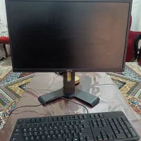 یک عدد کامپیوتر رومیزی