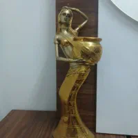 مجسمه زن طلایی