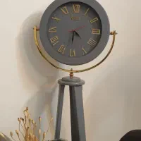 ساعت ۳پایه ایستاده