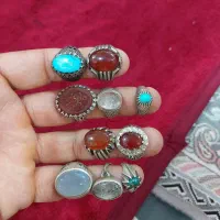 مقداری انگشتر و مقداری نگین ب صورت یجا بفروش میرسد