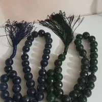 تسبیح یاقوت کبود و زمرد.  ۱۲ میل. تراش زنبوری
