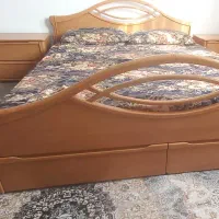 تخت با تشک پاتختی صندلی دراور با ایینه. و کمد