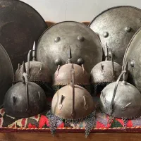 تعدادی کلاهخود و سپر فولادی قدیمی