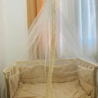 تخت کنار مادر