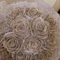 دسته گل رز سفید روبانی