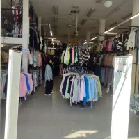 فروشنده خانم فروشگاه پوشیزان