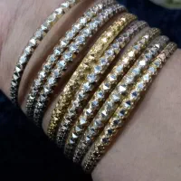 حدود پنجاه گرم طلا بدون اجرت فقط سیصد بالای تابلو