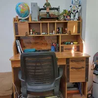 تخت و میز تحریر