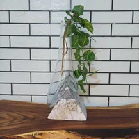 گلدان هرمی شیشه ای|گل مصنوعی|آفتاب, |دیوار