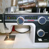 یک دستگاه چرخ خیاطی JANOME