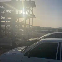 شهرک. تعمیرکاران. کنار هتل